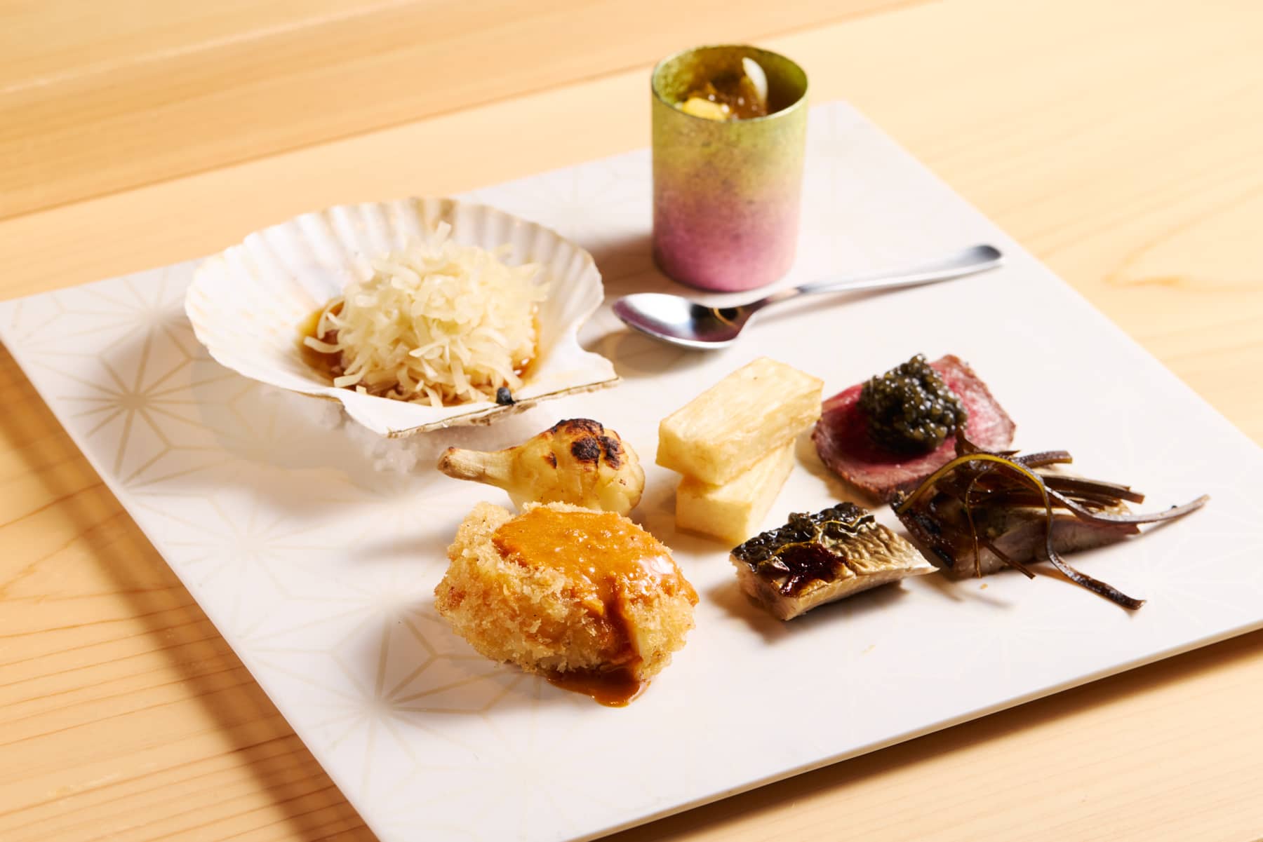 にしん甘辛煮,秋刀魚煮浸し,帆立フライ ウニソース,クワイの松笠焼き,イカしゅうまい,柿なます ゆりね,牛ローストキャビア乗せ,自然薯あげ